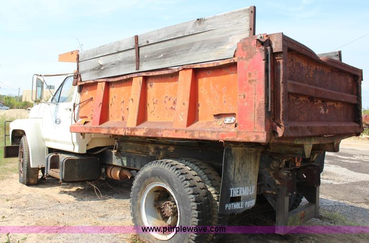 image for item J4347 1986 Ford F700 dump truck