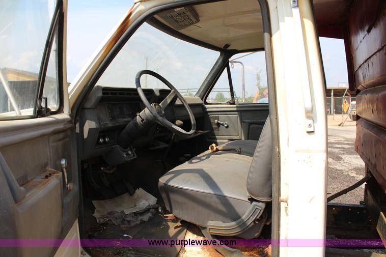 image for item J4347 1986 Ford F700 dump truck