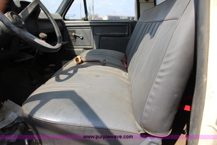 image for item J4347 1986 Ford F700 dump truck