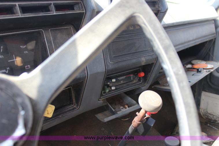 image for item J4347 1986 Ford F700 dump truck