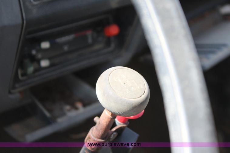 image for item J4347 1986 Ford F700 dump truck