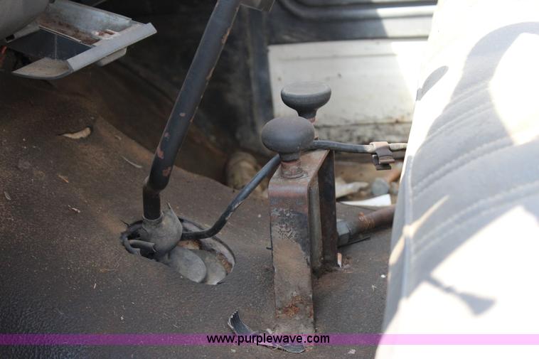 image for item J4347 1986 Ford F700 dump truck