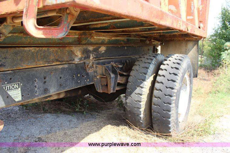 image for item J4347 1986 Ford F700 dump truck