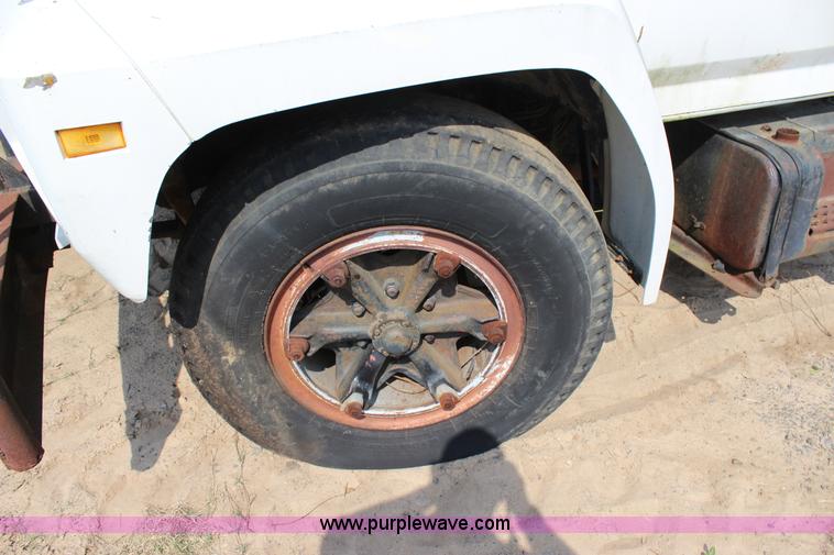 image for item J4347 1986 Ford F700 dump truck