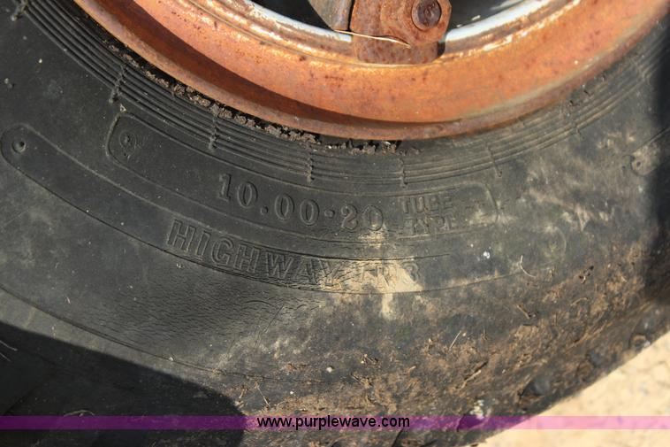 image for item J4347 1986 Ford F700 dump truck