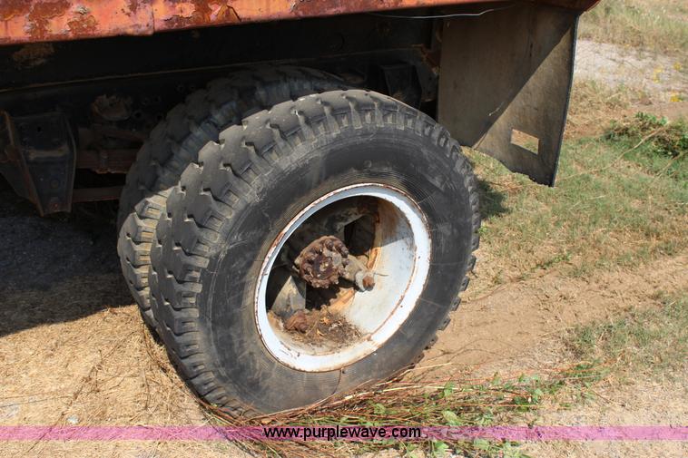 image for item J4347 1986 Ford F700 dump truck