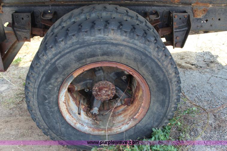 image for item J4347 1986 Ford F700 dump truck