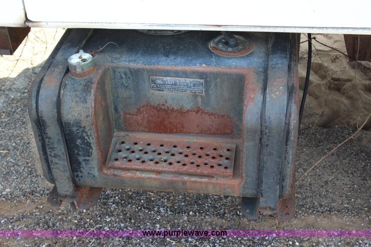 image for item J4347 1986 Ford F700 dump truck