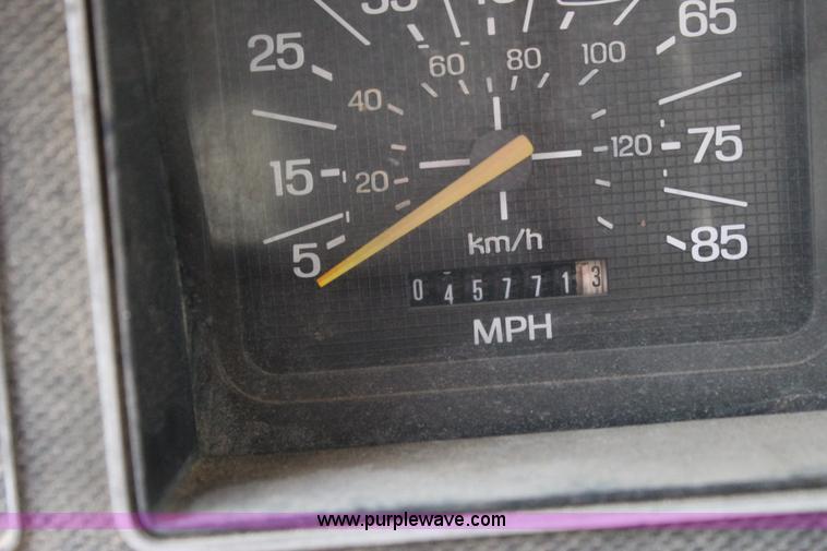 image for item J4347 1986 Ford F700 dump truck