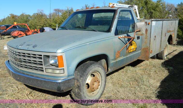 image for item J5223 1990 Chevrolet 3500 utility truck with crane