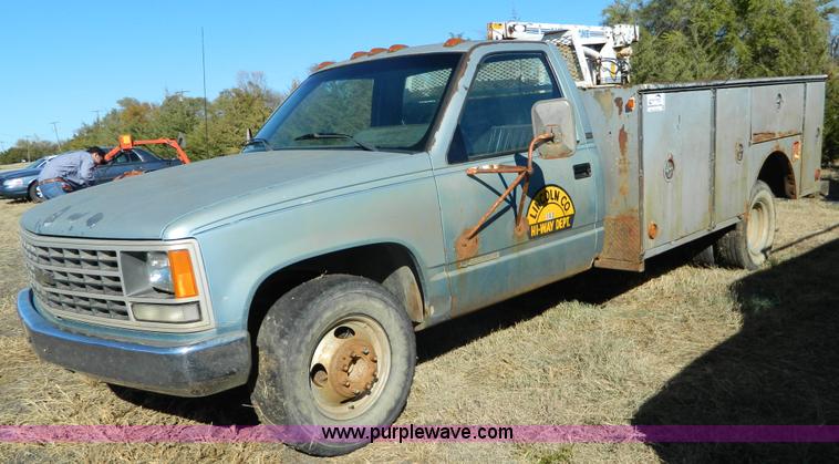 image for item J5223 1990 Chevrolet 3500 utility truck with crane