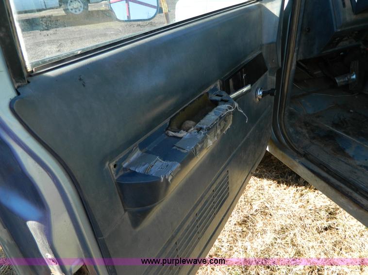 image for item J5223 1990 Chevrolet 3500 utility truck with crane