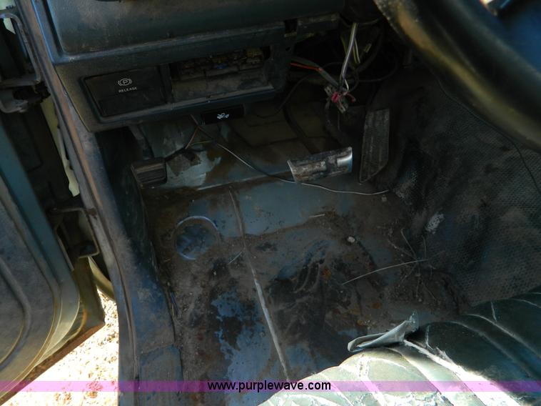 image for item J5223 1990 Chevrolet 3500 utility truck with crane