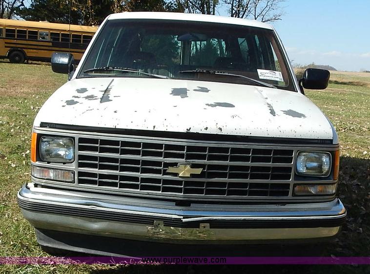 image for item J7023 1993 Chevrolet Suburban C1500 SUV