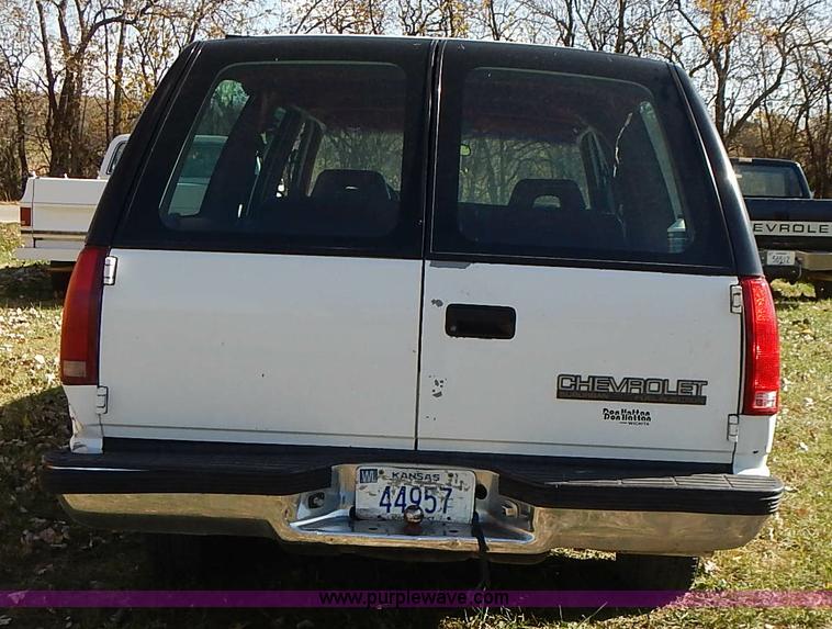 image for item J7023 1993 Chevrolet Suburban C1500 SUV