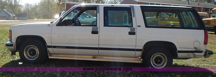 image for item J7023 1993 Chevrolet Suburban C1500 SUV