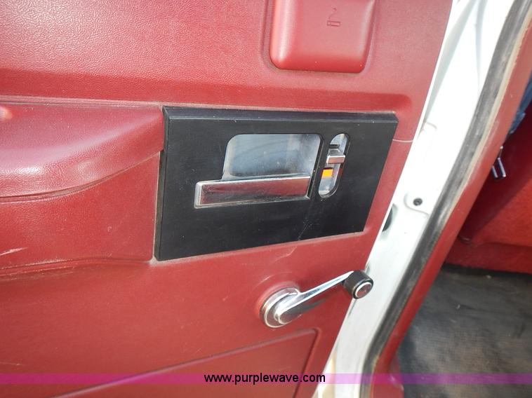 image for item J7023 1993 Chevrolet Suburban C1500 SUV