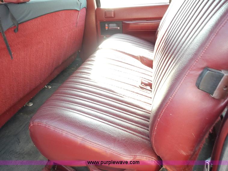 image for item J7023 1993 Chevrolet Suburban C1500 SUV