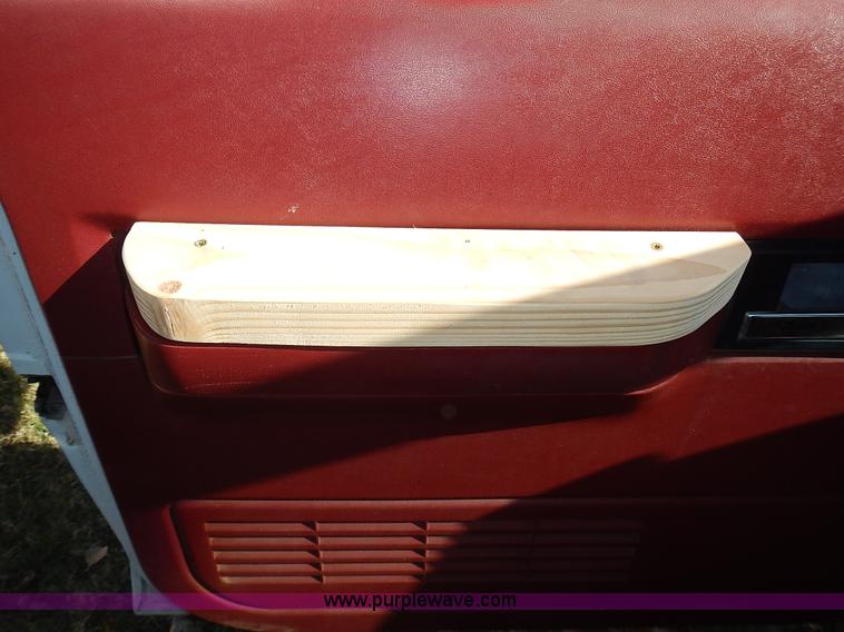 image for item J7023 1993 Chevrolet Suburban C1500 SUV