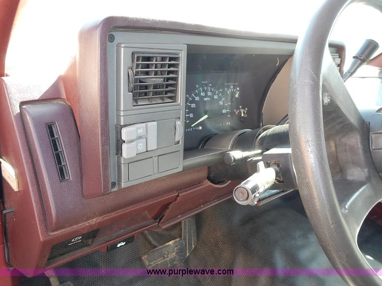 image for item J7023 1993 Chevrolet Suburban C1500 SUV