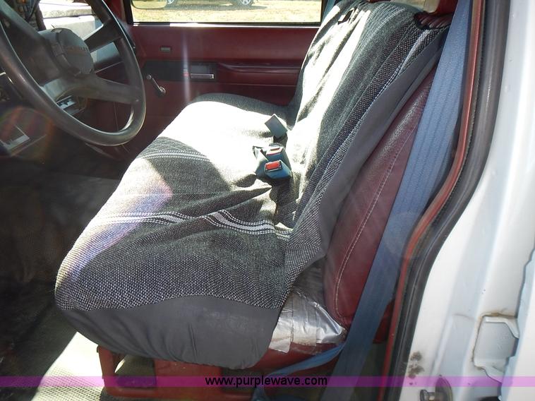 image for item J7023 1993 Chevrolet Suburban C1500 SUV