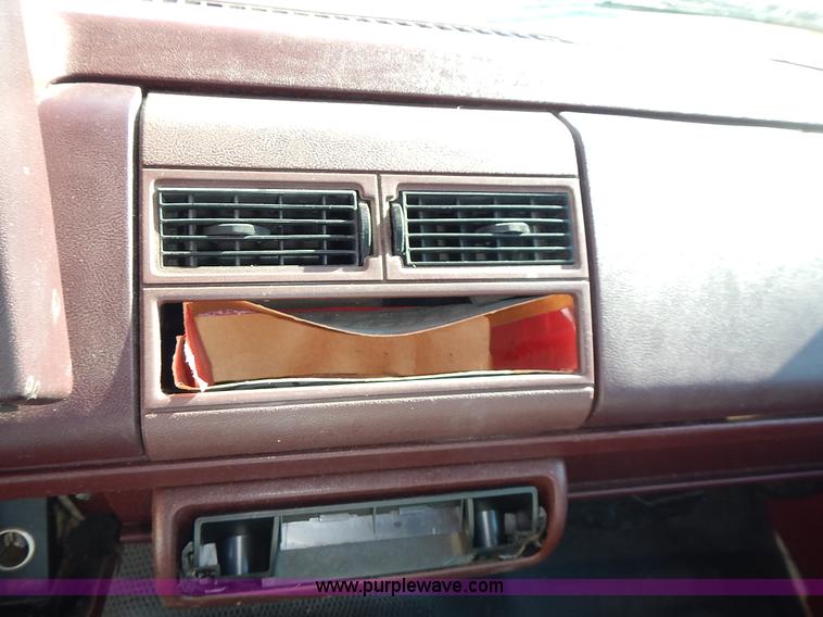 image for item J7023 1993 Chevrolet Suburban C1500 SUV