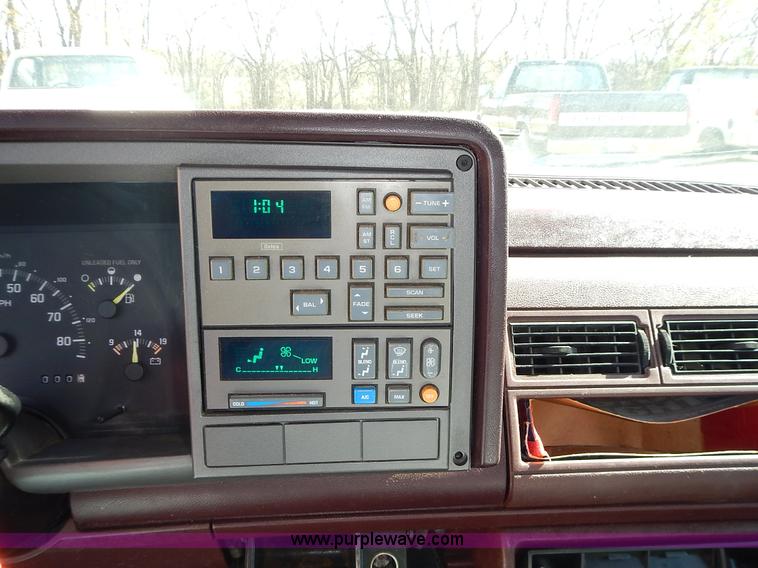 image for item J7023 1993 Chevrolet Suburban C1500 SUV