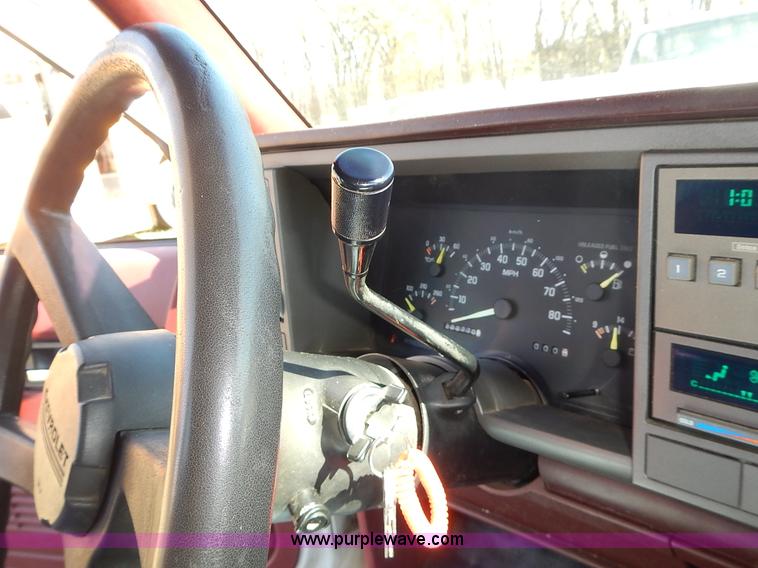 image for item J7023 1993 Chevrolet Suburban C1500 SUV