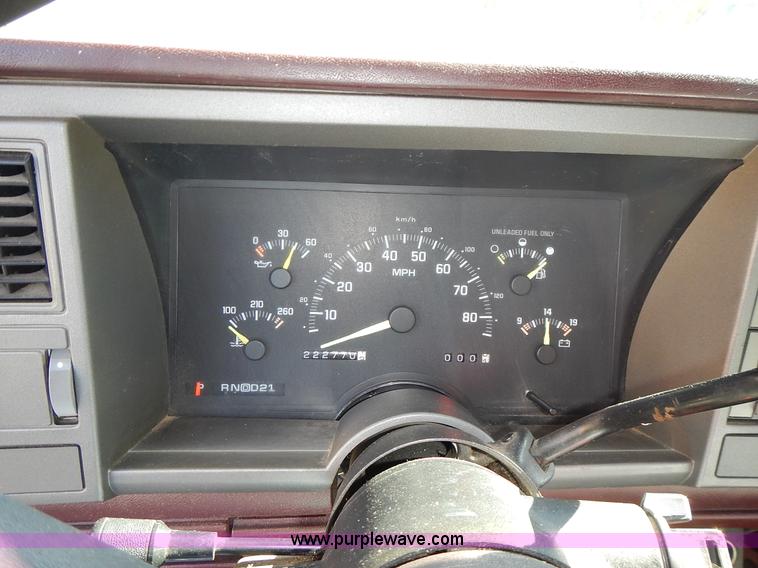 image for item J7023 1993 Chevrolet Suburban C1500 SUV