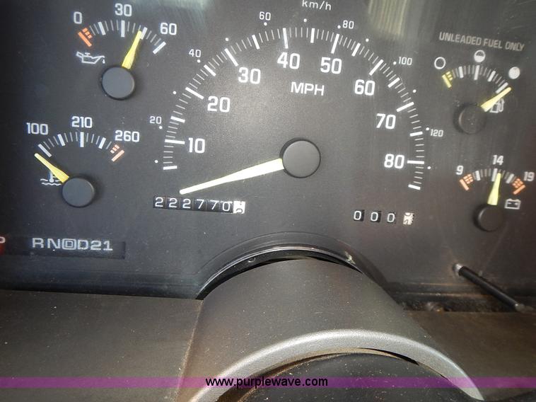 image for item J7023 1993 Chevrolet Suburban C1500 SUV