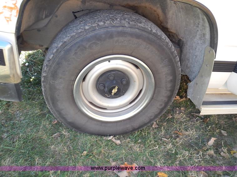 image for item J7023 1993 Chevrolet Suburban C1500 SUV