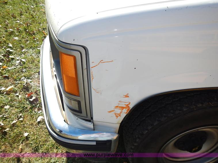 image for item J7023 1993 Chevrolet Suburban C1500 SUV