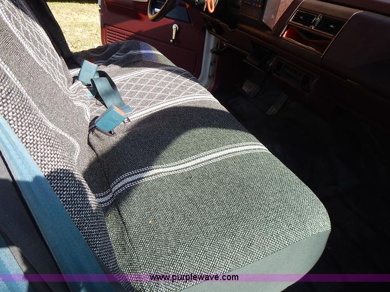 image for item J7023 1993 Chevrolet Suburban C1500 SUV