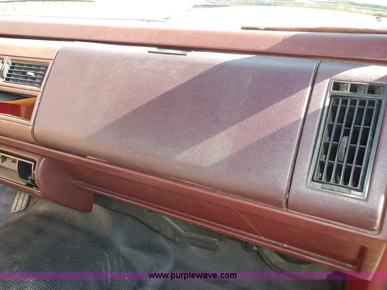 image for item J7023 1993 Chevrolet Suburban C1500 SUV