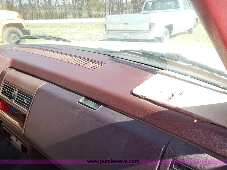 image for item J7023 1993 Chevrolet Suburban C1500 SUV