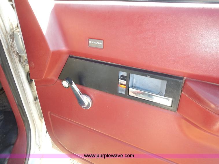 image for item J7023 1993 Chevrolet Suburban C1500 SUV