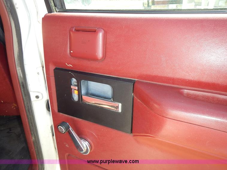 image for item J7023 1993 Chevrolet Suburban C1500 SUV