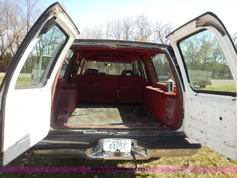 image for item J7023 1993 Chevrolet Suburban C1500 SUV