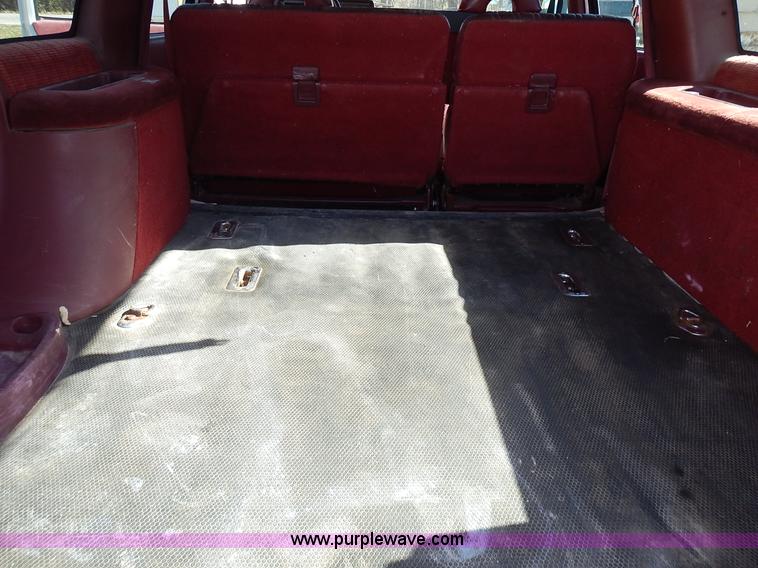 image for item J7023 1993 Chevrolet Suburban C1500 SUV