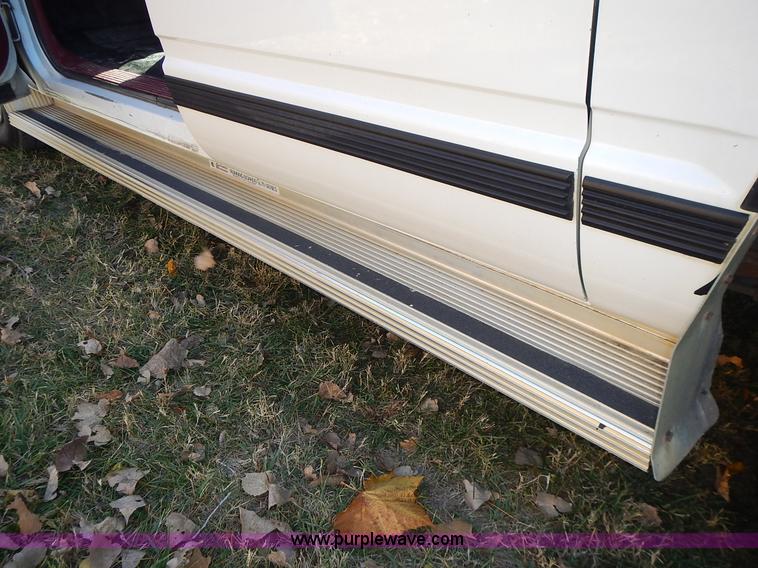 image for item J7023 1993 Chevrolet Suburban C1500 SUV