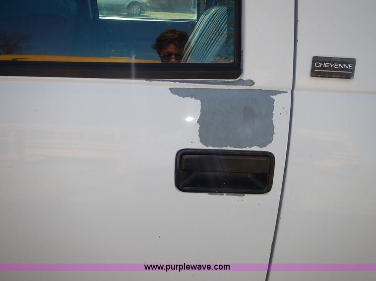 image for item J7023 1993 Chevrolet Suburban C1500 SUV