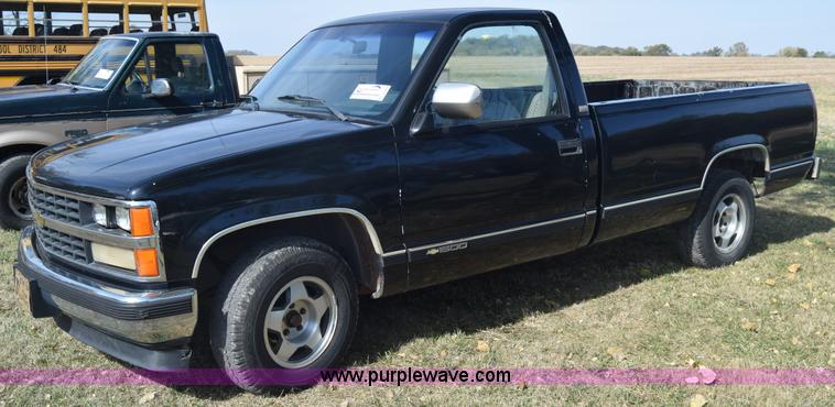 image for item J7024 1989 Chevrolet C1500 pickup truck