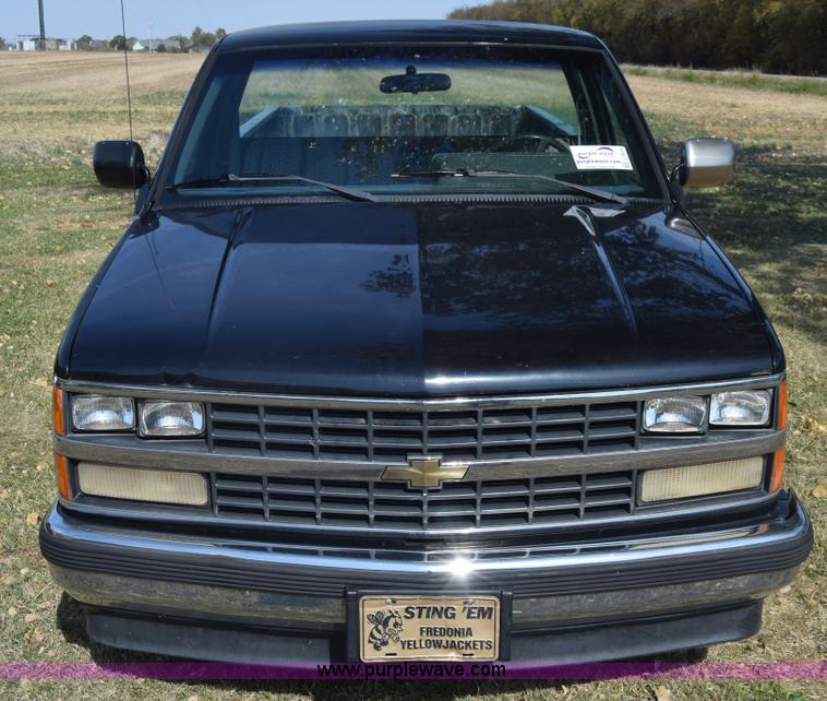 image for item J7024 1989 Chevrolet C1500 pickup truck
