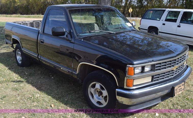 image for item J7024 1989 Chevrolet C1500 pickup truck