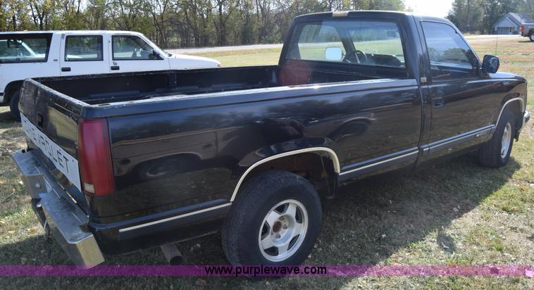 image for item J7024 1989 Chevrolet C1500 pickup truck