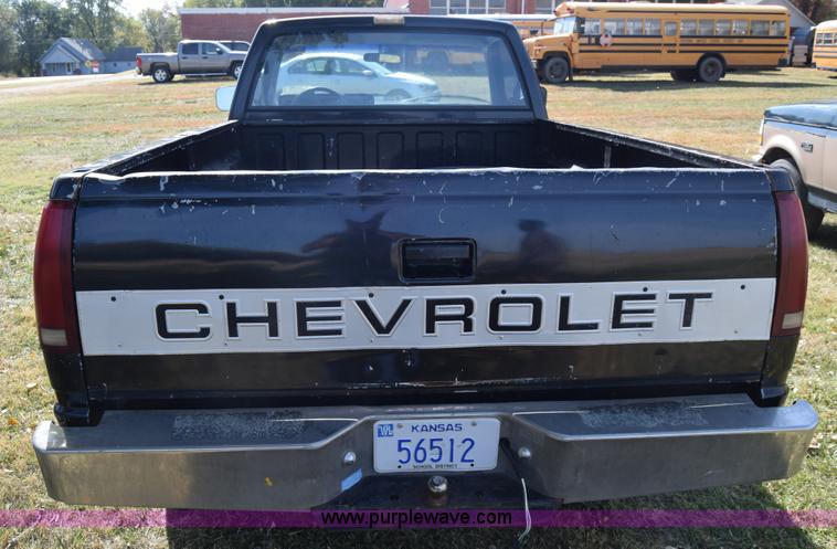 image for item J7024 1989 Chevrolet C1500 pickup truck