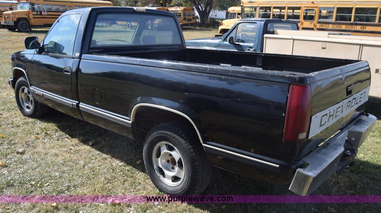 image for item J7024 1989 Chevrolet C1500 pickup truck