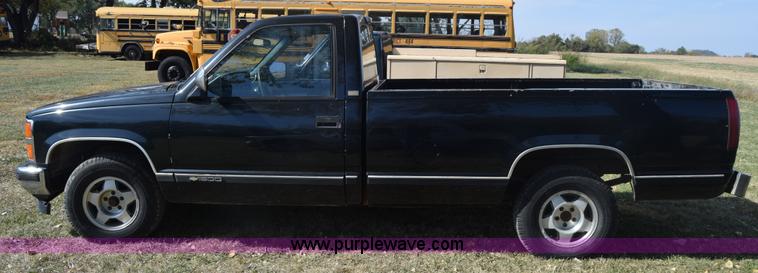 image for item J7024 1989 Chevrolet C1500 pickup truck