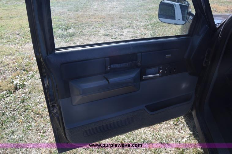 image for item J7024 1989 Chevrolet C1500 pickup truck