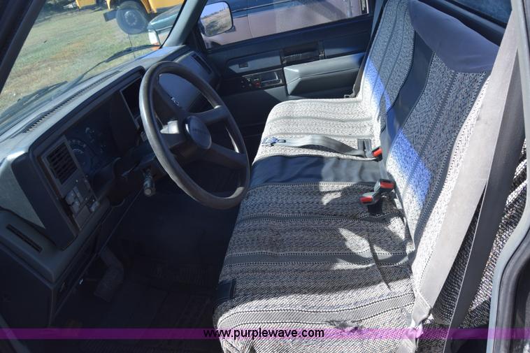 image for item J7024 1989 Chevrolet C1500 pickup truck